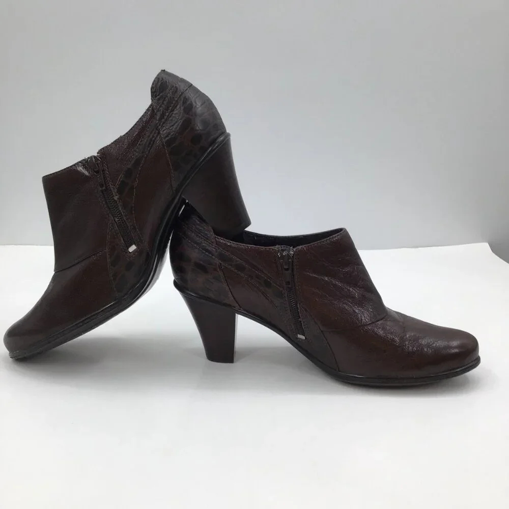 Women's 10M Clarks Bendables Dark Brown Leather Ankle Booties Boots Heels